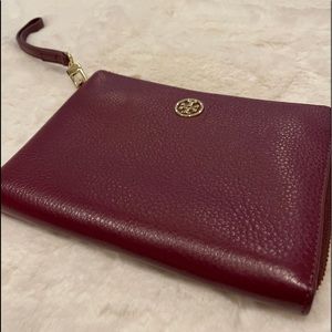 Tory Burch large Landon leather zip around wristlet… Excellent condition